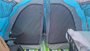 ein offenes Zelt, das auf einem Bett steht in der Unterkunft Zingo in Borgholm