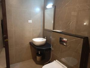 a bathroom with a sink and a mirror at Nachiappa in Kodaikānāl