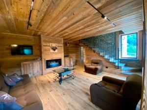 ein Wohnzimmer mit Sofa und Kamin in der Unterkunft Angel Chalet in Serina