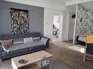 a living room with a couch and a table at Maison de campagne in Bazillac