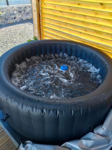 a large pot of water in a large tire at Les Camélias in Le Tampon +2 photos