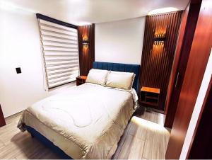 a small bedroom with a bed in a room at Faro 1, Parque Jaime Duque, Autódromo Tocancipá in Tocancipá