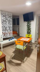 a living room with a table and chairs in a room at Rosu in Triggiano