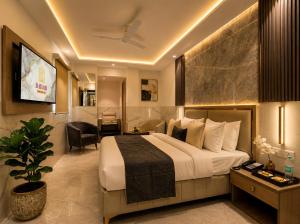 a hotel room with a bed and a desk at Dahabi Airport Hotel Era in New Delhi