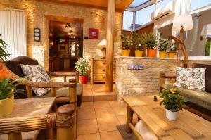 ein Wohnzimmer mit Möbeln und Pflanzen in einem Gebäude in der Unterkunft FOREST RETREAT Luxury Villas in Buşteni