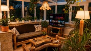 ein Wohnzimmer mit Sofa und Tisch in der Unterkunft FOREST RETREAT Luxury Villas in Buşteni