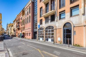 an empty street in a city with buildings at Le Duplex des Halles-Balcon & Clim in Sète