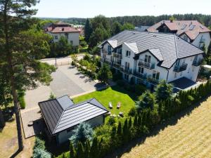 Luftaufnahme eines großen Hauses mit Garten in der Unterkunft D.W Nawigator in Ostrowo