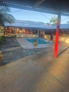 a swimming pool in a yard next to a building at chacara cheiro da mata in Manacapuru
