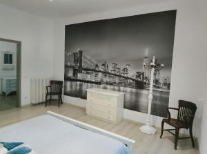 a bedroom with a wall mural of a city at Cà del Giambo in Gargnano