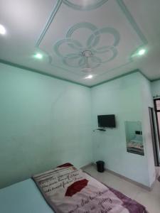 a bedroom with a ceiling with a ceiling fan at K C Hotel & Restaurant in Rudraprayāg