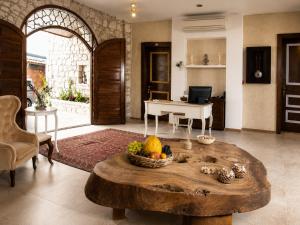 ein Wohnzimmer mit einem Tisch und einem weißen Klavier in der Unterkunft D'core Alacati in Cesme