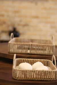 two baskets of food sitting on top of a table at סוויטת אריאל - סוויטה משפחתית עם מרפסת בבית שאן in Bet Sheʼan