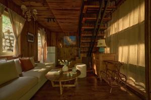 a living room with a couch and a table at Dreaming Retreat Da Lat in Ấp An Kroët