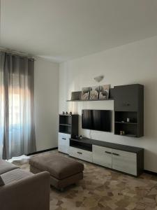 a living room with a television and a couch at Casa del Pepo in Segrate