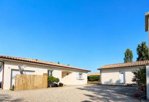 a house with a driveway in front of it at Suite indépendante proche Bordeaux in Rions