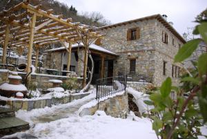 ヴィジツァにあるSabouko Guest Houseの雪の石造りの家