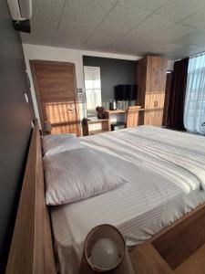 a bedroom with a large bed and a desk at Kasabalı OTEL&BUNGALOW in Bulgurca