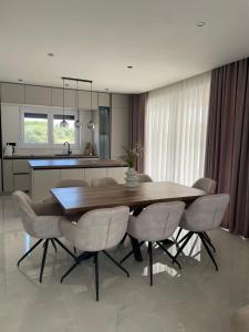 a dining room table and chairs in a kitchen at Villa Golden Star in Zaton