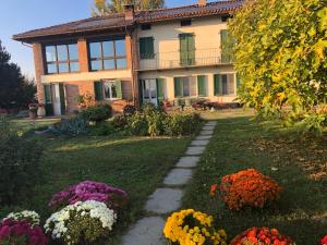 a house with flowers in front of it at Casa Molisso in Montegrosso dʼAsti
