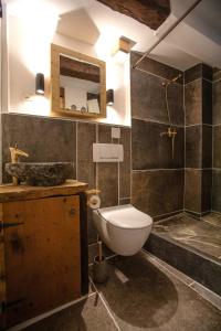 a bathroom with a toilet and a sink at Casa Piazzo in Brusio