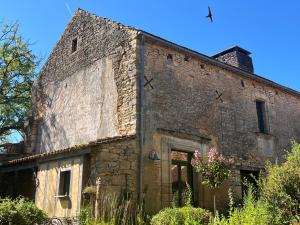 an old brick building with the door open at Grande chambre renaissance in Saint-Cirq