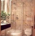 ein Bad mit einer Dusche, einem WC und einem Waschbecken in der Unterkunft Hotel Marxzeller Mühle in Marxzell