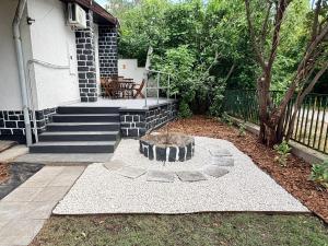a backyard with a tree stump in the yard at Nádaspart Vendégház in Zánka