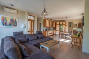 a living room with a couch and a table at Casa Dimonte in San Siro