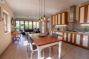 a kitchen and living room with a wooden table at Casa Dimonte in San Siro +2 photos