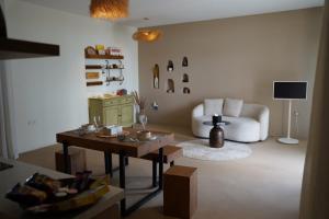 a living room with a table and a couch at Wabas Al Fanar in Rumays