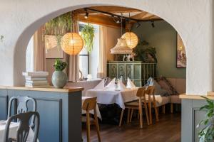 ein Esszimmer mit einem weißen Tisch und Stühlen in der Unterkunft Eurener Hof in Trier