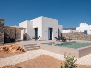 a villa with a swimming pool in santorini at Cycladic home in Paros in Kampos Paros