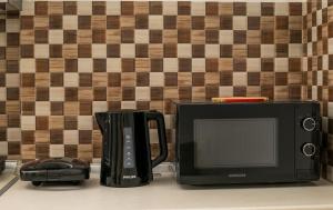 a microwave and a coffee maker next to a toaster at Gennadi Sea Escape in Gennadi
