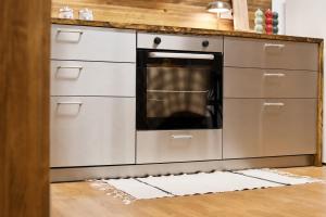 a kitchen with a stainless steel oven in a kitchen at Terraza esquina en el centro in Elche