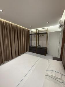 a large bedroom with a large bed and a mirror at Royal Luxury Apartaments in Lezhë