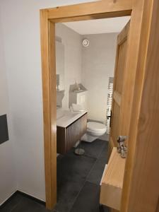 a bathroom with a toilet and a tub and a sink at Nendaz Nest - Appartement moderne & confortable au cœur de Nendaz - 4 Vallées in Nendaz