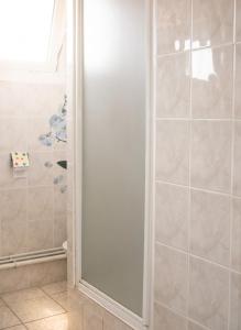 a shower with a glass door in a bathroom at Studio confortable à Valras-Plage de 26 m² in Valras-Plage