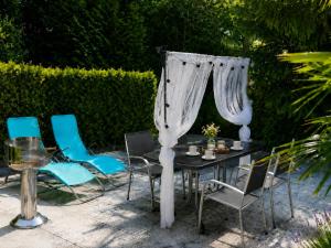 a table and chairs with a curtain and a canopy at Gelbe Koffer - Design-Apartment in Schiffweiler - 2 Parkplätze - Self-Check-in - ruhig & naturnah in Schiffweiler