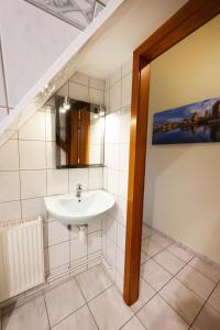 a bathroom with a sink and a mirror at Gîte sous le toit du vigneron in Epfig +15 photos