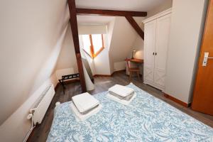a room with a bed with two towels on it at Gîte sous le toit du vigneron in Epfig