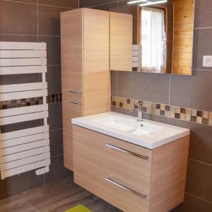 a bathroom with a sink and a mirror at Chalet charmant à Saint-Gènes-Champespe avec parking privé in Saint-Genès-Champespe