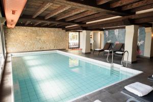 ein Hallenbad mit gefliestem Boden in der Unterkunft Eurener Hof in Trier