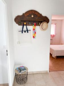 a room with a sign on the wall at Appartement moderne à Fréjus, 60 m², piscine partagée in Fréjus