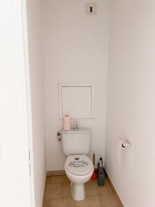 a bathroom with a white toilet in a room at Appartement moderne à Fréjus, 60 m², piscine partagée in Fréjus +5 photos