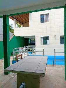 a picnic table in front of a building at Casa do Seu Lourenço in Beberibe