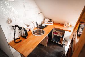a small kitchen with a sink and a counter at Agroturystyka Czułe Miejsce in Zdory