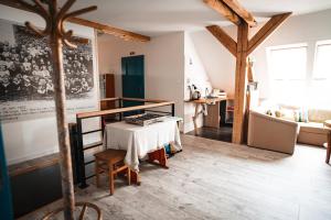 a living room with a table and a bedroom at Agroturystyka Czułe Miejsce in Zdory