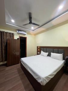 a bedroom with a large bed with a ceiling at Oasis hotels in Hoshiārpur