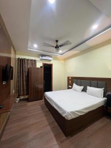 a bedroom with a bed and a ceiling at Oasis hotels in Hoshiārpur